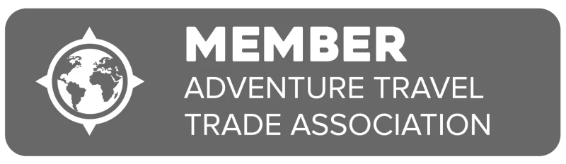 Logo de miembro de Adventure Travel Trade Association en fondo gris.