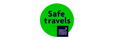 Logo verde de Safe Travels otorgado por el World Travel & Tourism Council.